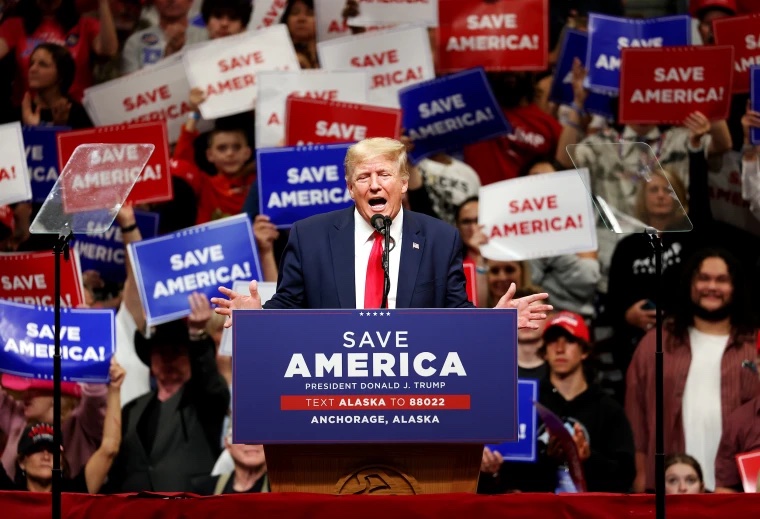 DOnald Trump speaks to a crowd in Alaska