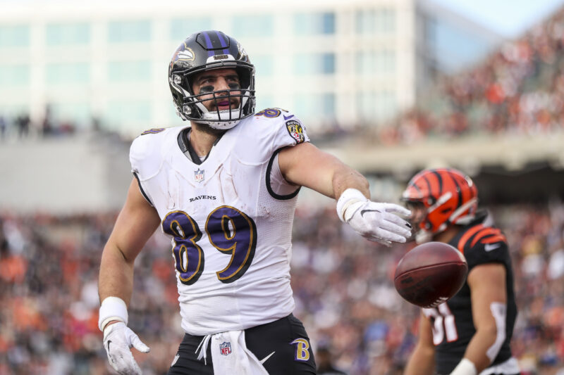 Ravens star helps woman in mid-flight medical emergency